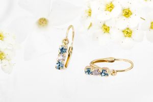 Arany baba és gyermek fülbevaló világoskék fehér kővel - 